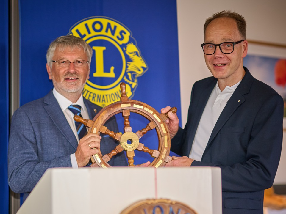 Dr. Peter Haidl überreicht seinem Nachfolger Markus Bette das Steuerrad des LC Schmallenberg.