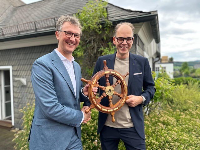 Markus Bette (r.) überreicht Peter Vogt das Steuerrad des LC