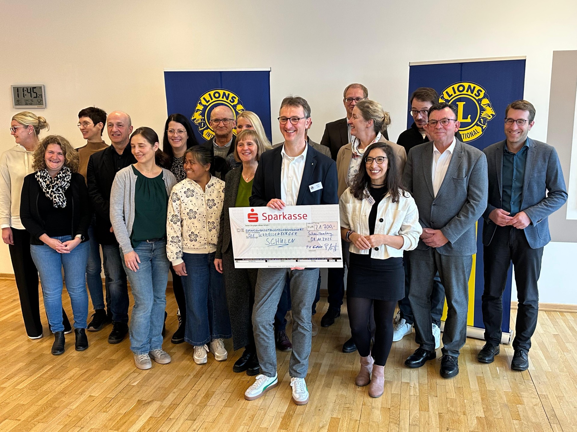 Aus der Hand des Präsidenten erhalten die Schulen ihre Spende